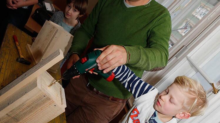 Nistkastenbau im Familientreff - gemeinsam mit dem LBV und der Traumgarten AG Foto: Matthias Hoch