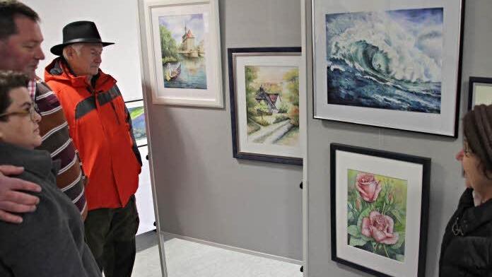 Besucher vor Gemälden von Birgit Mayer Foto: Helmut Will