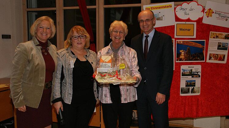 In der Lotterie unter allen Teilnehmern des Ehrenamtsempfang gewann Gerda Fuchs aus Hofheim einen zweitägigen Aufenthalt in Weimar.  Foto: Sabine Weinbeer