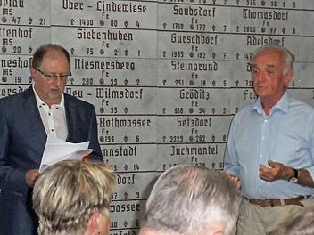 Norbert Neugebauer (links) und Willi Rimpl vom Altvaterturmverein sprachen zum Thema Heimatvertriebene im Rahmen eines Themennachmittags der Nordhalbener Ortsgruppe des Frankenwaldvereins im Altvaterturm.  Foto: Ingrid Neugebauer