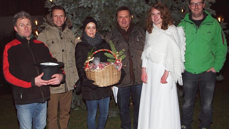 Über den Gewinn der Weihnachtsgans freute sich Jasmin Büttner (3. v. li.), wozu der Stettener Stadtrat Edi Meixner, Bürgermeister Andreas Hügerich RVC-Vorsitzender Werner Leicht, der Weihnachtsengel (Sophie Fiedler) und der 2. Vorsitzende Dominik Jäger (von links) gratulierten.Alfred Thieret
