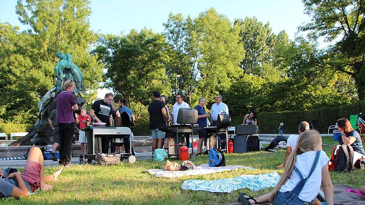 Grillen vor dem Sintflutbrunnen? Mit einer ungew&ouml;hnlichen Aktion bev&ouml;lkerte Pro Coburg den Rosengarten.Foto: Marieke Fiala