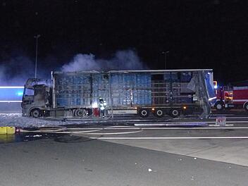 Die Sattelzugmaschine brannte am Mittwoch komplett aus.  Foto: Verkehrspolizei Erlangen