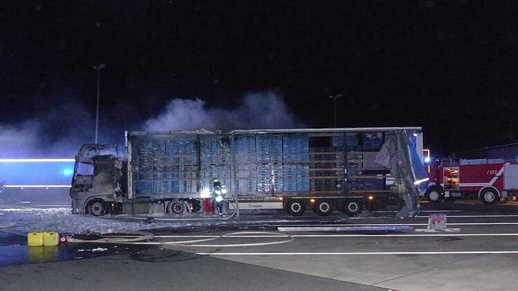 Die Sattelzugmaschine brannte am Mittwoch komplett aus.  Foto: Verkehrspolizei Erlangen