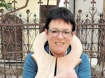 Christiane Kolbet demonstriert, wie eine Schandgeige getragen wurde. Foto: Britta Schnake