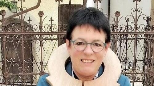 Christiane Kolbet demonstriert, wie eine Schandgeige getragen wurde. Foto: Britta Schnake