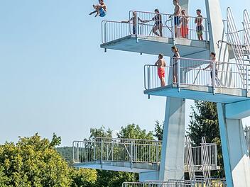 Ab heute ist auch der Sprungturm im Saaletalbad wieder geöffnet, zudem gibt es keine Zwangspausen mehr. Foto: Alex Preyer/Stadtwerke