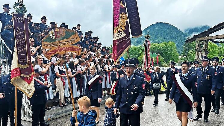 Fast 30 Uniformträger aus Dechsendorf zogen beim festlichen Umzug am Festausschuss und der Prominenz vorbei.