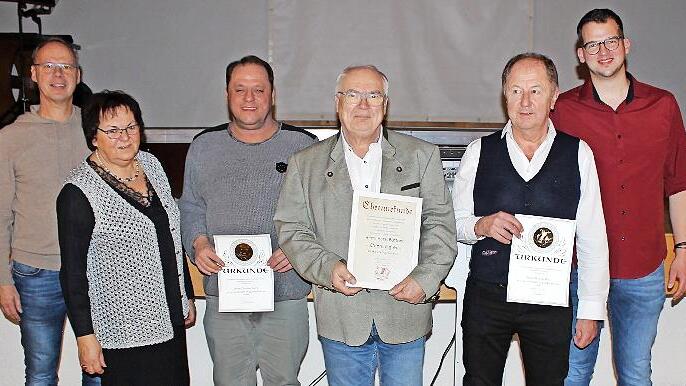 Große Freude herrschte bei der Ernennung von Horst Büttner (3. von rechts) zum Ehrenmitglied. Zudem wurden Michael Beez (2. von rechts) für 40 Jahre und Christian Böhm (3. von links) für 25-Jahre für ihre langjährige Zugehörigkeit im Beisein von S...