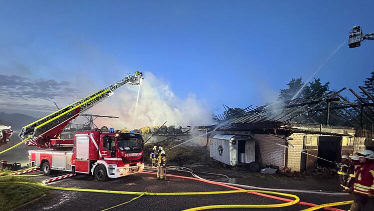 Reiterhalle komplett niedergebrannt: Großaufgebot der Feuerwehr im Einsatz
