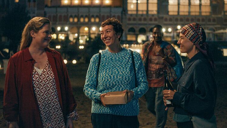 Isabella (Diana Amft, links), Astrid (Ursula Strauss, Mitte) und Elli (Pia Hierzegger) genie&szlig;en ihre gemeinsame Zeit in Italien.