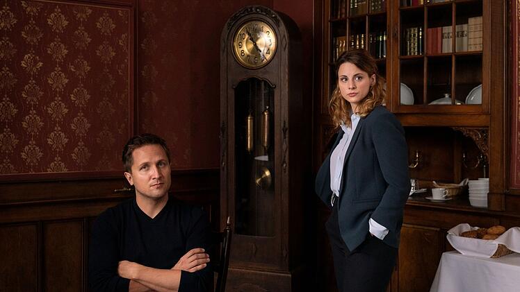 Tobias Eichholz (Lasse Myhr) und Sophie Lowitz (Julia E. Lenska) geh&ouml;ren zu den Teilnehmern des Seminars und damit auch zu den Verd&auml;chtigen.