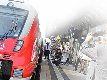 Premierenfahrt bei der Deutschen Bahn: Der "Franken-Thüringen-Express" wird in Zukunft zwischen Nürnberg und Sonneberg verkehren. Foto: Michael Gründel