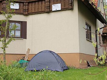 Nicht nur in Burgpreppach gibt es Probleme mit Zwangsvollstreckungen: Auch dieses Anwesen in einem Eberner Stadtteil kommt im Juli unter den Hammer. Der Hausherr dankte mit (zwischenzeitlich wieder abgenommenen) Plakaten seinem Finanzberater, der sich selbst nur als "Tippgeber" ausgibt, wegen anderer Fälle aber wegen Betrugs verurteilt worden ist. Anders als in Burgpreppach hat dieser Hausherr ein "Ausweichquartier" (siehe Iglu-Zelt) schon gefunden, der Burgpreppacher Bürgermeister sucht noch...