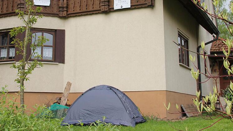 Nicht nur in Burgpreppach gibt es Probleme mit Zwangsvollstreckungen: Auch dieses Anwesen in einem Eberner Stadtteil kommt im Juli unter den Hammer. Der Hausherr dankte mit (zwischenzeitlich wieder abgenommenen) Plakaten seinem Finanzberater, der sich selbst nur als "Tippgeber" ausgibt, wegen anderer Fälle aber wegen Betrugs verurteilt worden ist. Anders als in Burgpreppach hat dieser Hausherr ein "Ausweichquartier" (siehe Iglu-Zelt) schon gefunden, der Burgpreppacher Bürgermeister sucht noch...