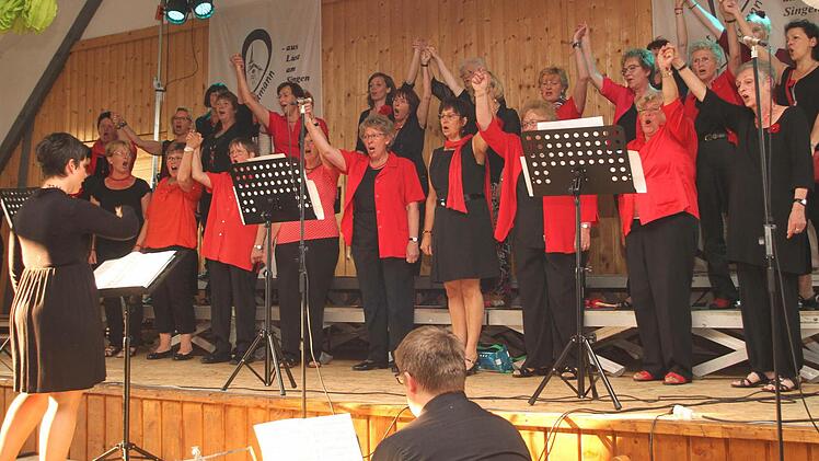 "Frauenpower" zeigte der Frauenchor unter Sonja Wissmüller.