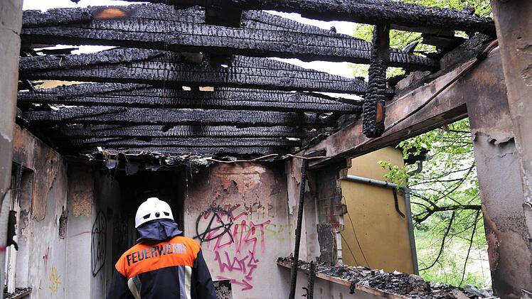 Hier griff der Brand von einem Gebäudeteil aufs andere über. Fotos: Christiane Lehmann