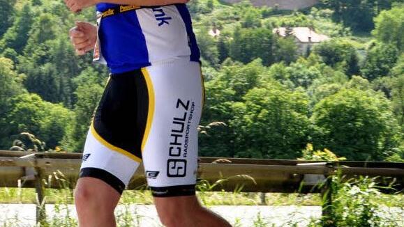 Gut drauf vor herrlicher Kulisse: Maurice van Tongeren vom ASV Triathlon Kulmbach auf der Laufstrecke.