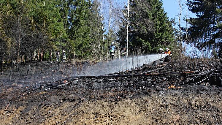 Die Wehrleute bekämpften den Brand.  Foto: Friedwald Schedel