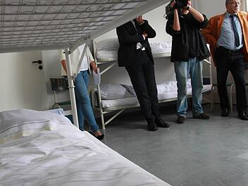 Am Montag kommen die ersten 100 Flüchtlinge in Bad Kissingen an - kurzfristig. Bis dahin haben Handwerker und Helfer damit zu tun, die Notunterkunft in der ehemaligen Fabrik einzurichten. Foto: Carmen Schmitt