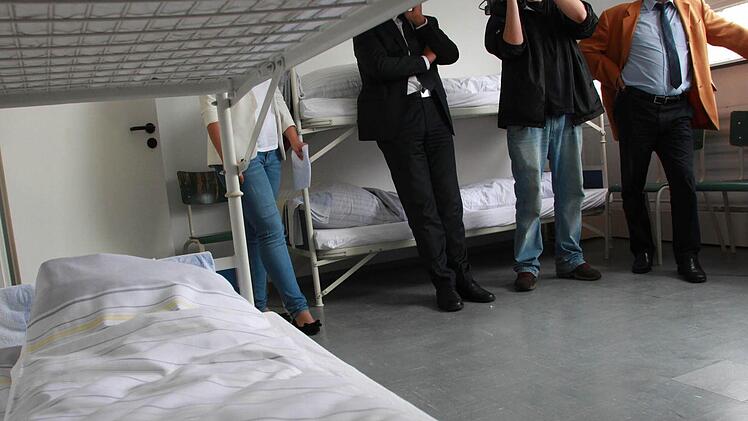 Am Montag kommen die ersten 100 Flüchtlinge in Bad Kissingen an - kurzfristig. Bis dahin haben Handwerker und Helfer damit zu tun, die Notunterkunft in der ehemaligen Fabrik einzurichten. Foto: Carmen Schmitt