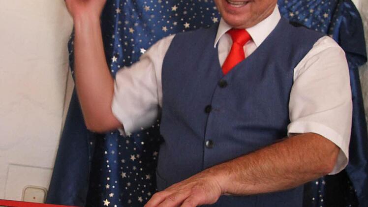 Letzte Probe vor dem Trick, der den Kindern gefiel: Aus dem Würfel kamen Schokoladeneier.