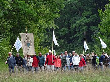 Der Weg ist das Ziel: Die Wallfahrer unterwegs von Eltingshausen zur Talkirche. Foto: Isolde Walter
