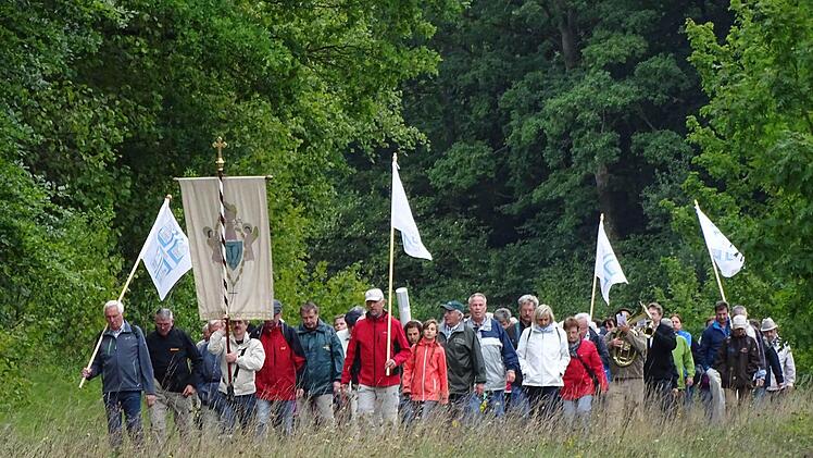 Der Weg ist das Ziel: Die Wallfahrer unterwegs von Eltingshausen zur Talkirche. Foto: Isolde Walter