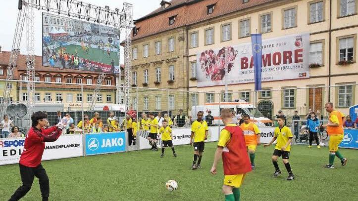 Mit Eifer waren die jungen Kicker auf dem Maxplatz bei der Sache. Foto: Harald Rieger