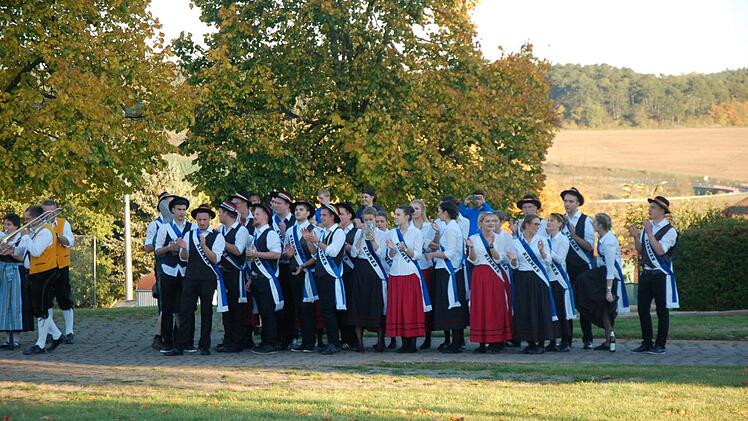 Stattliche 14 Kirmespaare zeigten bei der 31.  Boochklöaß-Kirmes die einstudierten Walzer, "Schlamperer" und Polkas und banden auch die mehr oder weniger tanzfreudigen Zuschauer aktiv ein. Foto. Manfred Mellenthin