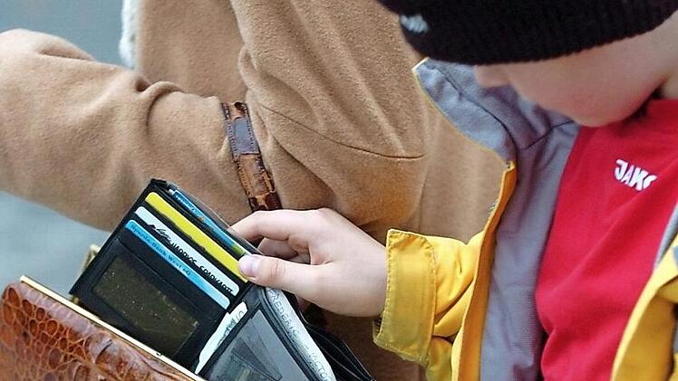 Auch Kinder kommen als Diebe infrage, oft werden sie von Banden zum Diebstahl angestiftet. Foto: Achim Scheidemann, dpa