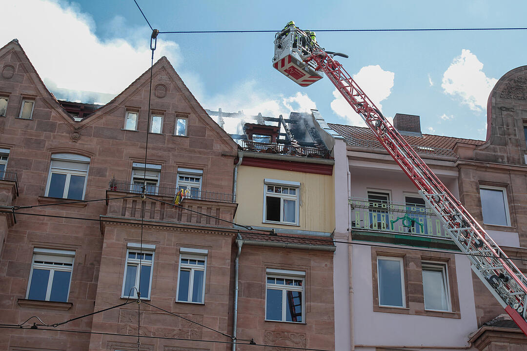 Dachstuhl eines Mehrfamilienhauses fängt Feuer