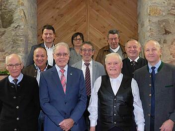 Erinnerung an die Ehrungen: Johannes Trauman, Jürgen Rübeck, Albert Vierheilig, Detlef Heim; (Mitte): Ralf Peter, Amand Kuchenbrod, Thomas Bold; (hinten): Sandro Kirchner, Christa Russmann und Franz Josef Kuchenbrod. Foto: Gerd Schaar