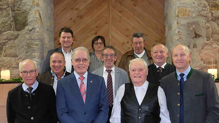 Erinnerung an die Ehrungen: Johannes Trauman, Jürgen Rübeck, Albert Vierheilig, Detlef Heim; (Mitte): Ralf Peter, Amand Kuchenbrod, Thomas Bold; (hinten): Sandro Kirchner, Christa Russmann und Franz Josef Kuchenbrod. Foto: Gerd Schaar