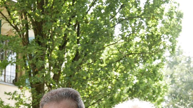 Helga und Muhammad Abu-Taa: "Ich habe sehr viel über diese  royale Familie gelesen, weil mich ihre Historie so interessierte. Und dass  man diesen Anlass, den 200. Geburtstag des Prinzen so großartig hier an der  Geburtsstätte feiert, das beeindruckt mich sehr. Und es freut mich ganz  besonders, dass man die Möglichkeit heute bekommt, hinter die sonst  verschlossenen Türen blicken zu dürfen und dazu noch kostenlos". "Und so  etwas Einmaliges der Öffentlichkeit in so einem schönen Festrahmen z...