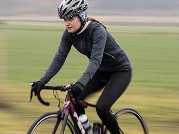 Tags&uuml;ber arbeitet Stefanie Gleixner in der Kronacher FT-Redaktion, in der Freizeit tritt sie in die Pedale.  Foto: Fabian Schreiner