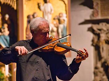 Peter Rosenberg als Solist mit der Partita Nr. 3 in E-Dur von Johann Sebastian Bach Foto: Barbara Bittner