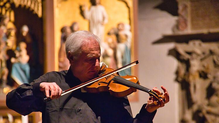 Peter Rosenberg als Solist mit der Partita Nr. 3 in E-Dur von Johann Sebastian Bach Foto: Barbara Bittner