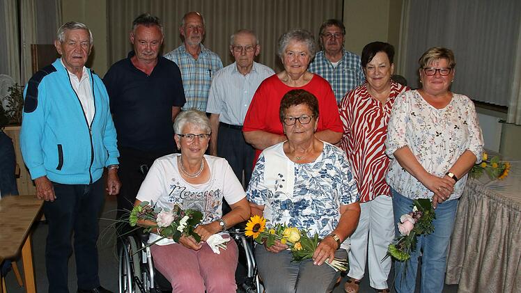 Ehrungen beim VdK Großwenkheim (vorne von links): Anita Kunert und Erika  Gehring sowie (hinten, von links): Edwin Fleischmann, Edgar Glückert, Günther  Schlembach, Benno Klöffel, Renate Albert, Wilfried Balling, Meta Klein und  Linda Ziegler.