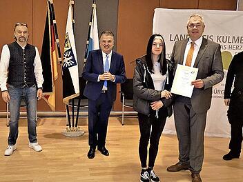 Unser Bild zeigt von links den Leiter des Impfzentrums, Marcel Hocquel, Leiter des Krisenstabs, Regierungsdirektor Oliver Hempfling, Landrat Klaus Peter Söllner, Selin Kraus und Geschäftsführer Michael Möschel von der Verkehrsakademie Kulmbach und einem Kaminkehrer als Glücksbringer.