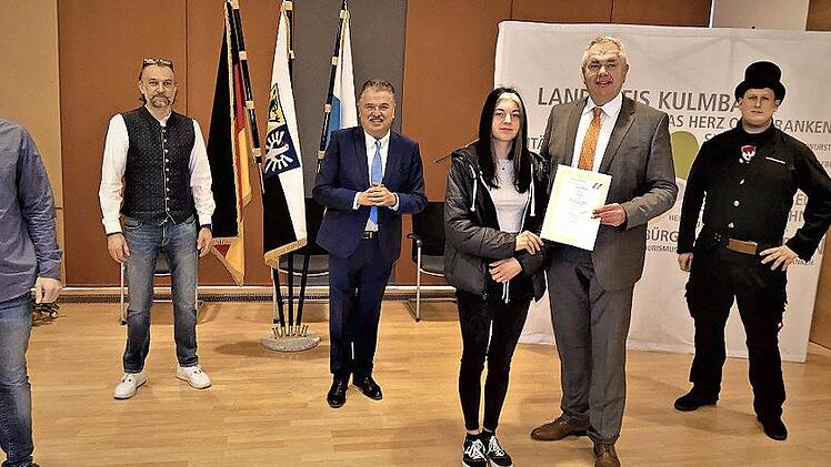 Unser Bild zeigt von links den Leiter des Impfzentrums, Marcel Hocquel, Leiter des Krisenstabs, Regierungsdirektor Oliver Hempfling, Landrat Klaus Peter Söllner, Selin Kraus und Geschäftsführer Michael Möschel von der Verkehrsakademie Kulmbach und einem Kaminkehrer als Glücksbringer.