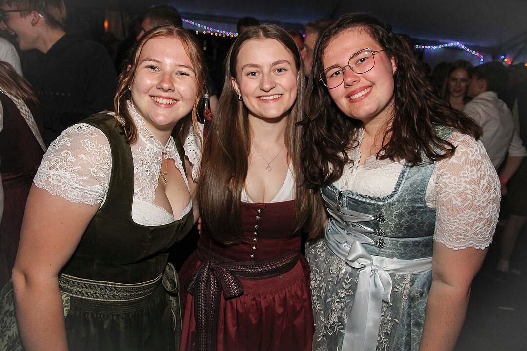Dirndl vs. Lederhosen