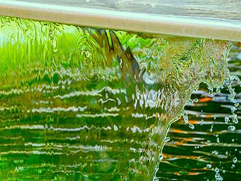 F&uuml;rth: Brunnenwasser pl&ouml;tzlich neongr&uuml;n - Polizei vor R&auml;tsel