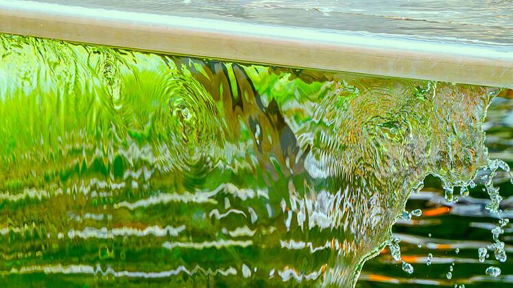 F&uuml;rth: Brunnenwasser pl&ouml;tzlich neongr&uuml;n - Polizei vor R&auml;tsel