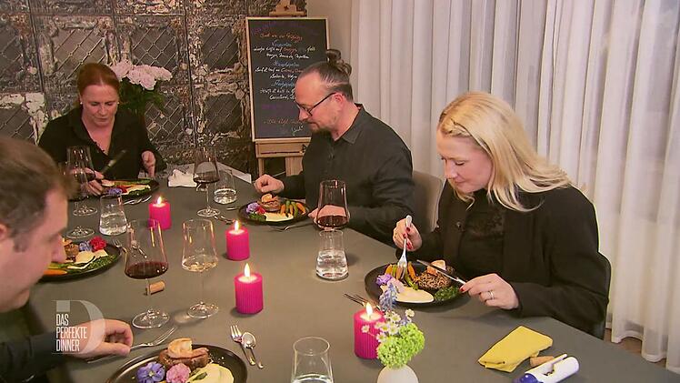 Der Hauptgang bekommt durch M&ouml;hren und Spargel seine fr&uuml;hlingshaften Farbakzente.