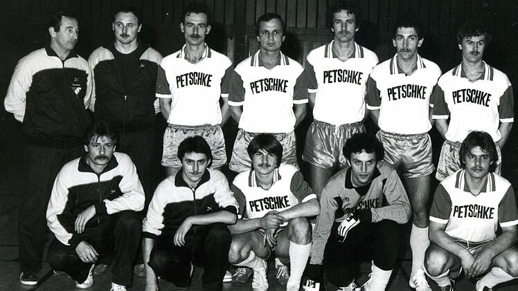 Das erste Turnier 1984: Der TSV Melkendorf mit Trainer Bernhard Förtsch (links) wird hinter dem Gastgeber VfB Kulmbach Zweiter der Stadtmeisterschaft. Auch 1991, 1995 und 2003 verloren die Melkendorfer das Finale, ehe sie 2007 endlich den Bann brechen und zum ersten Mal Stadtmeister werden.