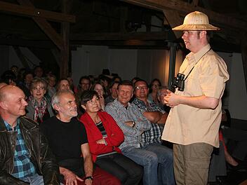 Am Freitagabend pröäsentierte sich die Gruppe TBC in Kulmbach mit dem neuen dritten Mann: Michael A. Tomis, die Spaßkanone aus Fürth, der eigentlich alles kann - sogar Feuerspucken, Jonglieren, Akrobatik, Sex-Appeal versprühen. Fotos_ Sonja Adam