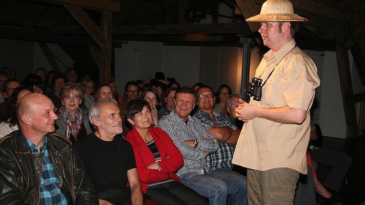 Am Freitagabend pröäsentierte sich die Gruppe TBC in Kulmbach mit dem neuen dritten Mann: Michael A. Tomis, die Spaßkanone aus Fürth, der eigentlich alles kann - sogar Feuerspucken, Jonglieren, Akrobatik, Sex-Appeal versprühen. Fotos_ Sonja Adam