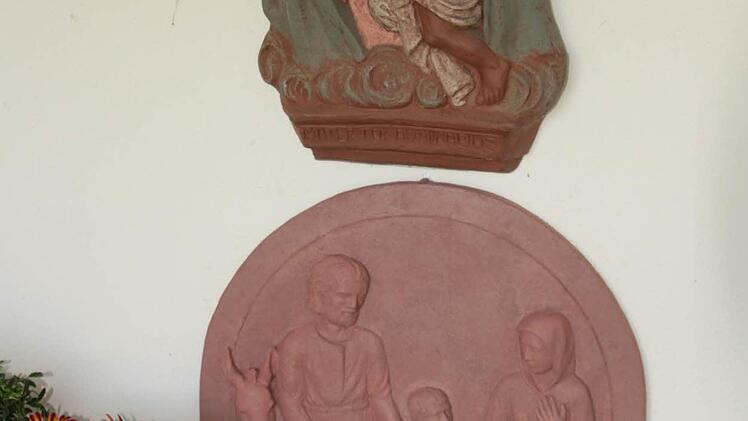 Madonna und neues Relief der Heiligen Familie.