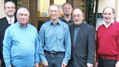 Von links: Kreisvorsitzender Ralf Pohl, die Jubilare Helmut Hofmann und Reiner Schwarz, Pfarrer Reinhold König, Vorsitzender Michael Gebauer und Marktgemeinderat Matthias Hopf Foto: Fabian Kraus
